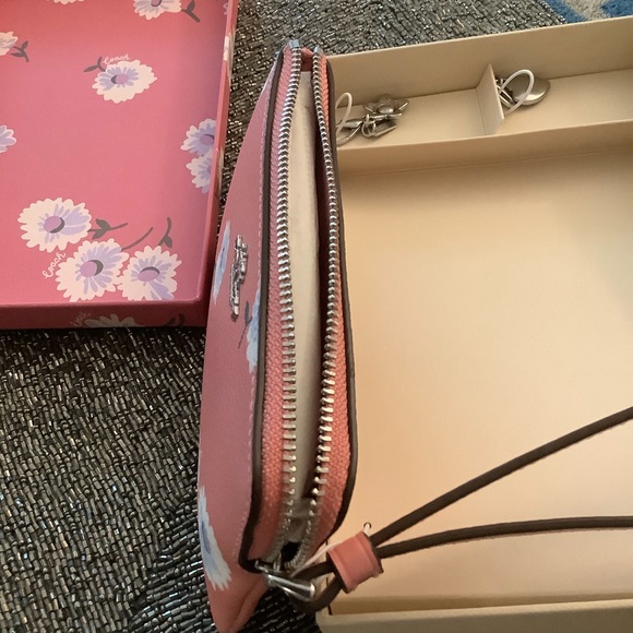 NWT COACH Boxed Corner Zip Wristlet Daisy Print - Picture 13 of 13